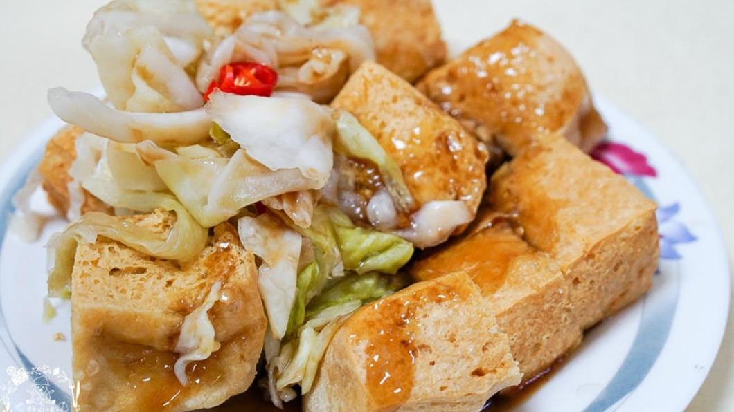 可以透過擠壓的方式讓臭豆腐多吸一些醬汁更夠味。(圖/野田咩的美食書國提供)