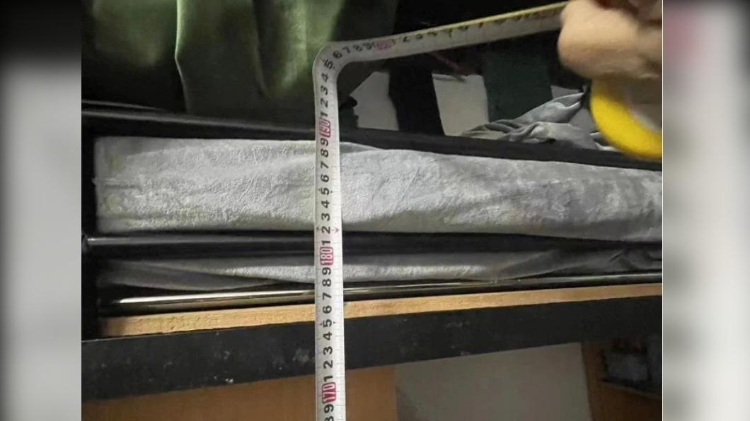 床邊鐵護欄高度只有15公分。(圖/翻攝自微博)