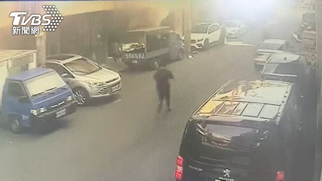 工廠竄出濃煙。(圖/TVBS)
