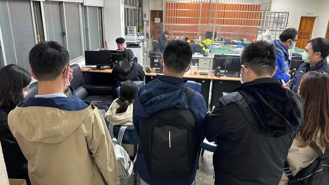 市議員魏筠陪同受害學員到警局報案。(圖/翻攝自魏筠臉書)