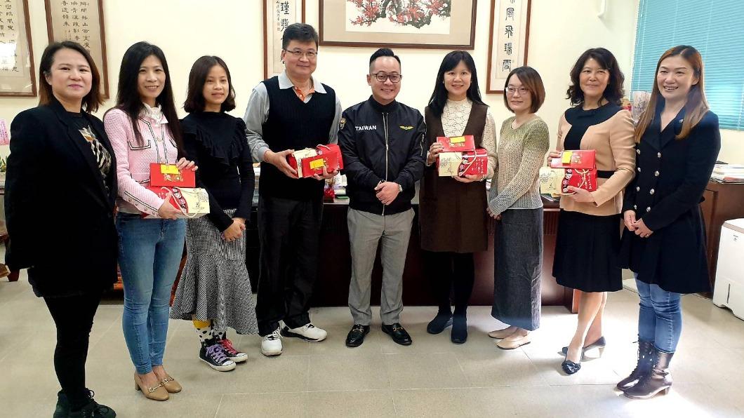 連續4年下來,已有4百多名學童受惠,今年也不例外,議長童子瑋特別自掏腰包加贈2百元禮券 (圖/議長童子瑋辦公室)