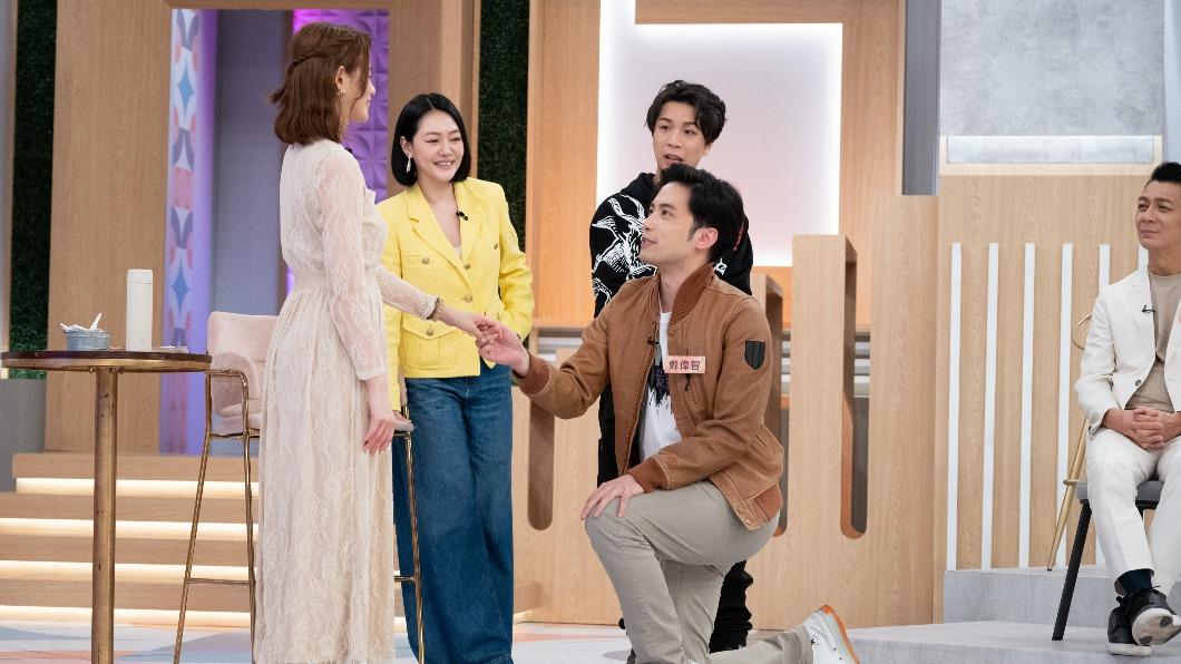 戴偉智(右)重現求婚場景。(圖/泰坦星提供)