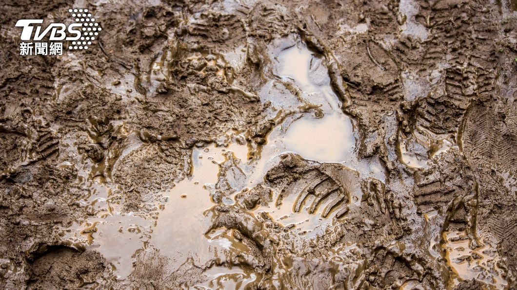 遍地泥濘增加行走難度。（示意圖／Shutterstock達志影像）