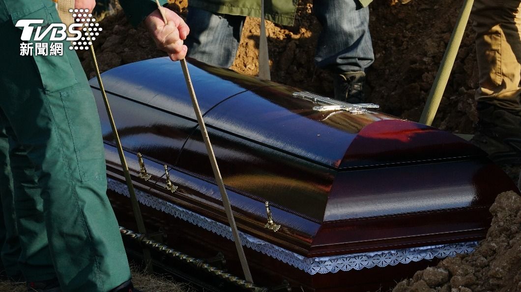 墓園滿地爛泥!他抬棺滑倒「遺體甩飛」 親友目睹全傻住