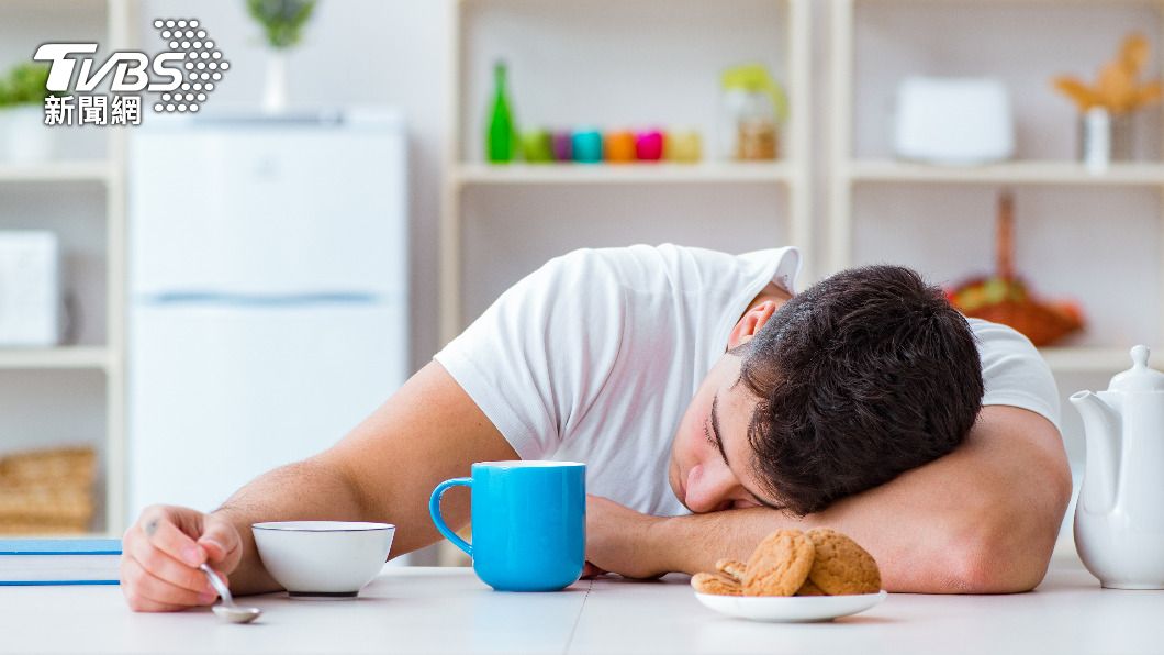 有民眾會吃飯吃一半睡著。(示意圖,與當事無關/shutterstock達志影像)
