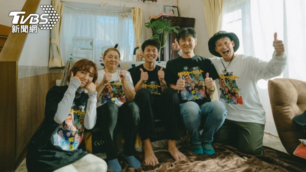 風田全家人與朵拉（左）、威廉（右）一起穿上風田的訂製衣。（圖／TVBS）