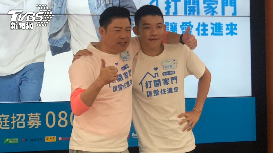 曾國城去年帶兒子曾元德出席公益活動。（圖／TVBS資料照）
