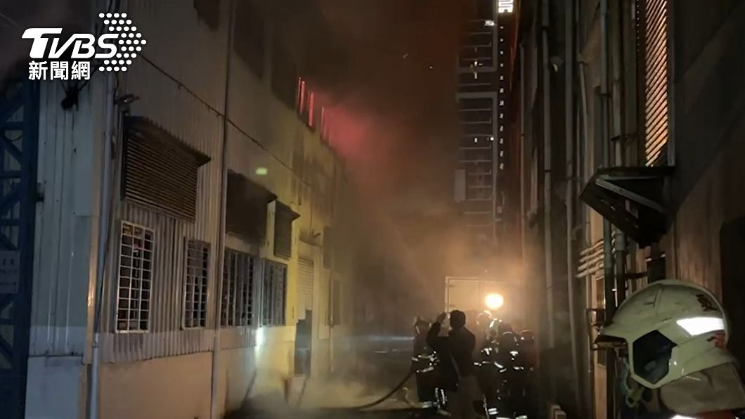 工廠2樓全面燃燒，警消從外部射水灌救。（圖／TVBS）