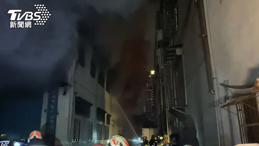 工廠內不斷地竄出黑煙。（圖／TVBS）