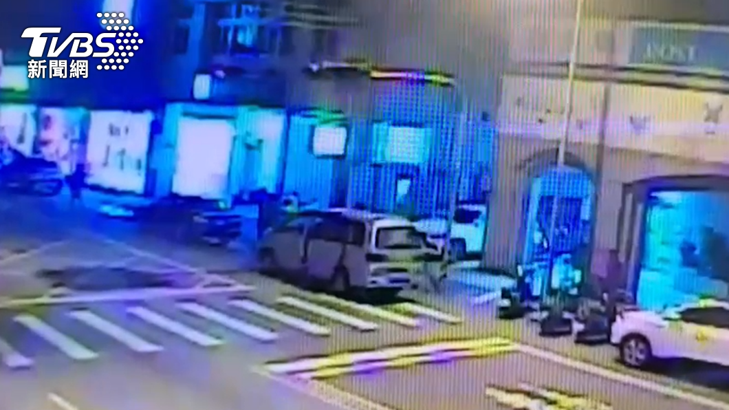 警方以車追人,在火車站附近逮捕兩人。(圖/TVBS)