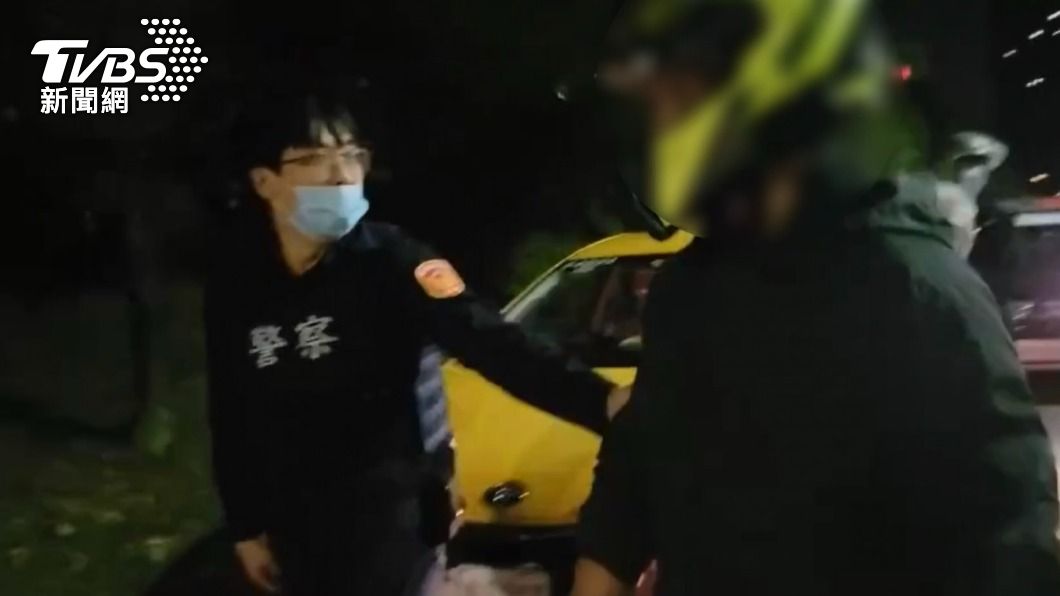 警方到場後逮捕施暴的機車騎士。(圖/TVBS)