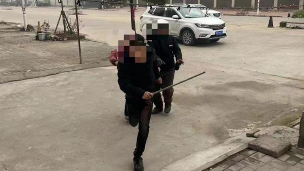 王麗同村友人的父親帶著人到家門口鬧事。(圖/翻攝自上游新聞微博)