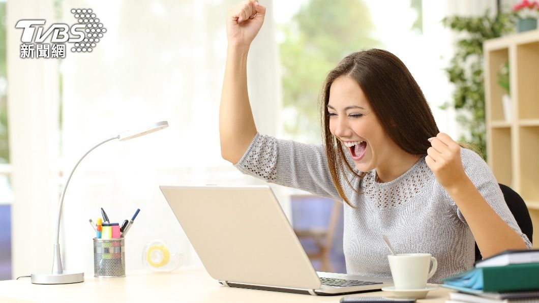 突然中了百萬大獎讓女子也表示難相信。（示意圖／shutterstock達志影像）