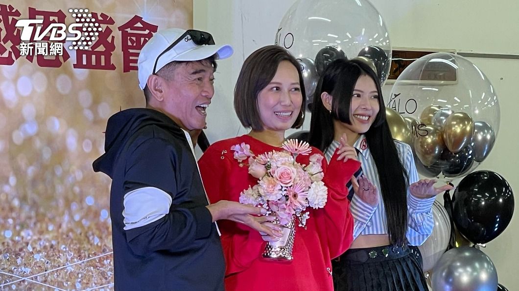吳宗憲(左)帶著女弟子MIUSA(右)為瑪菲司感恩盛會站台。(圖/陳薈涵攝)