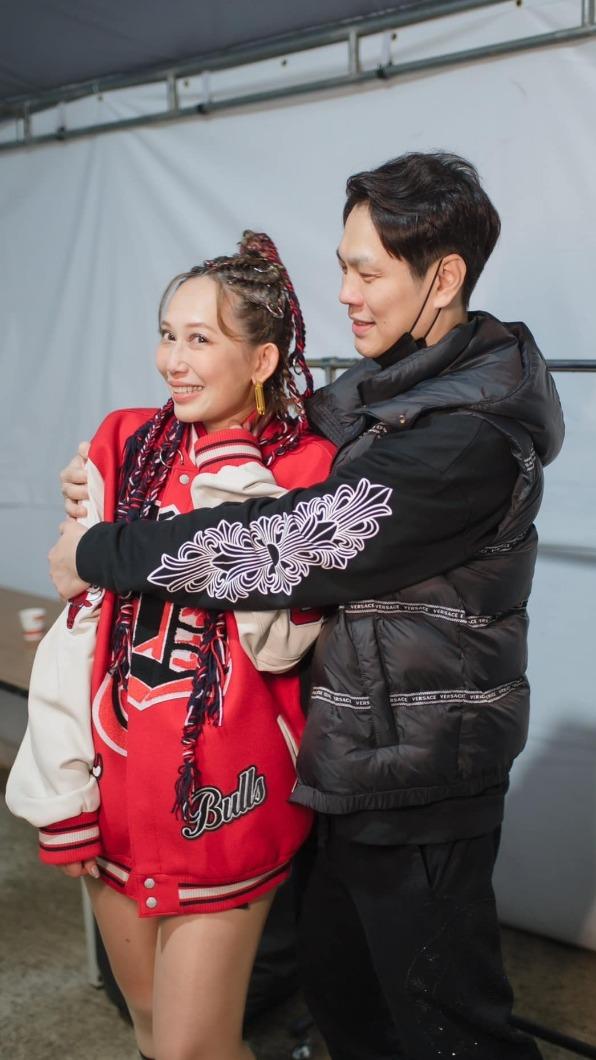 瑪菲司(左)和老公H先生感情其實不錯,在桃園跨年活動後更開心擁抱。(圖/Halo Mavis國際連線提供)