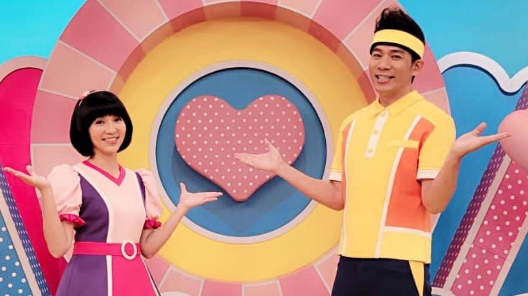 香蕉哥哥(右)、草莓姐姐是許多人兒時的偶像。(圖/翻攝自草莓姐姐臉書)