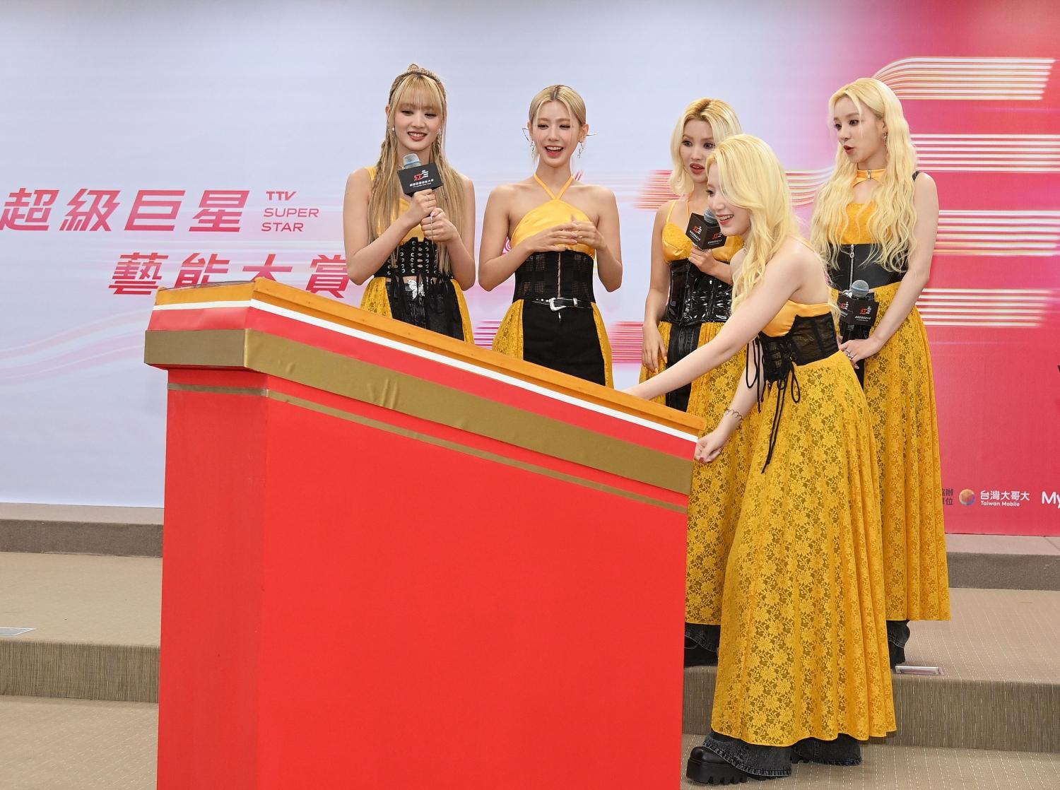 舒華打彈珠台。(圖/台視提供)