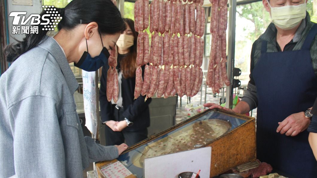 遊完湖後如果肚子餓了,青草湖旁爆漿香腸是墊胃首選,也能來體驗彈珠台打香腸。(圖/方炳超攝)