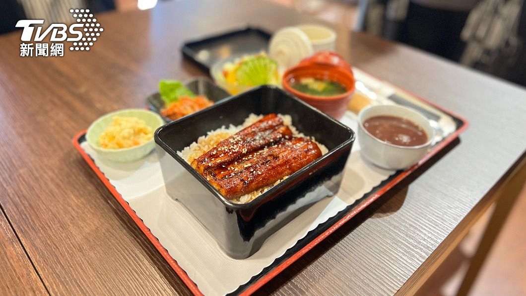 湖畔料亭「麗池畔」販賣日式料理,還有鰻魚飯,讓民眾可在日式建物中品嘗日式美食,想體驗日式風情不用到日本。(圖/方炳超攝)