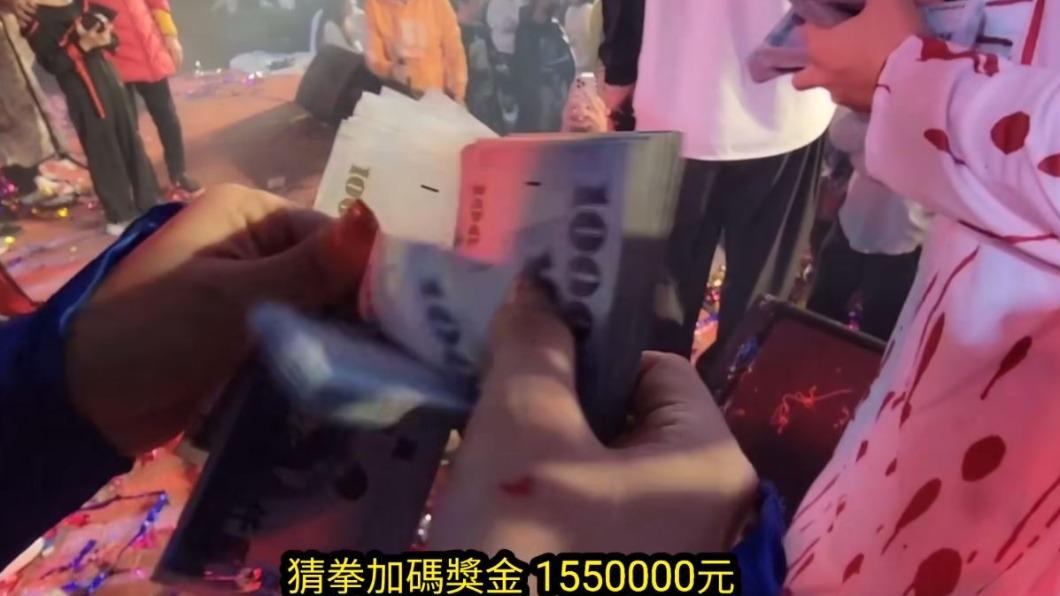 廖老大當場掏出155萬元現金，當成加碼獎金。（圖／翻攝自廖老大臉書）