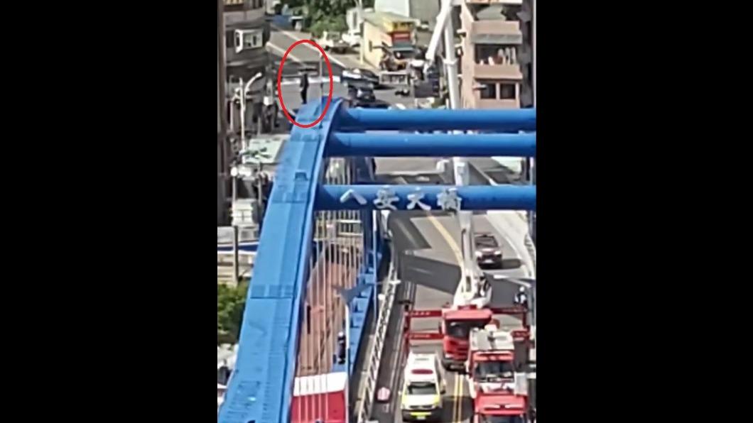 男子爬上三峽八安大橋 下一秒重摔河床慘死
