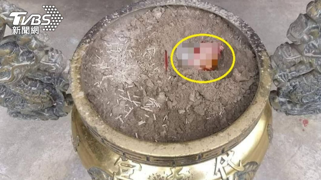 還願?男在全台18宮廟香爐埋雞頭 專家轟:對神大不敬