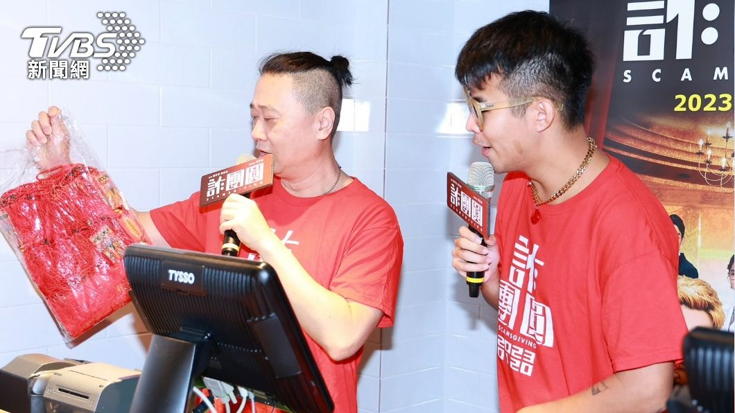 邰智源、屁孩在現場當售票員賣票。(圖/黃城碩攝)