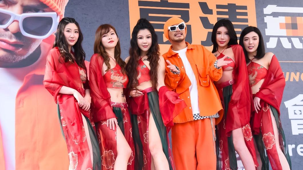 黃明志(右三)首次舉辦簽唱會,找了5位爆乳辣妹站台。(圖/亞洲通文創提供)