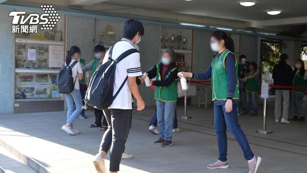 考學測答案被抄光！聽隔壁爽喊「上台大」他笑曝真相：保重阿