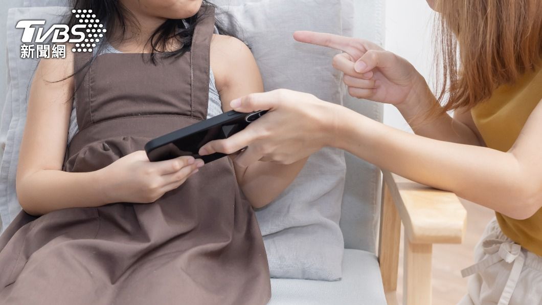許多家長會拿3C產品安撫吵鬧的小孩。（示意圖，非當事人／shutterstock達志影像）