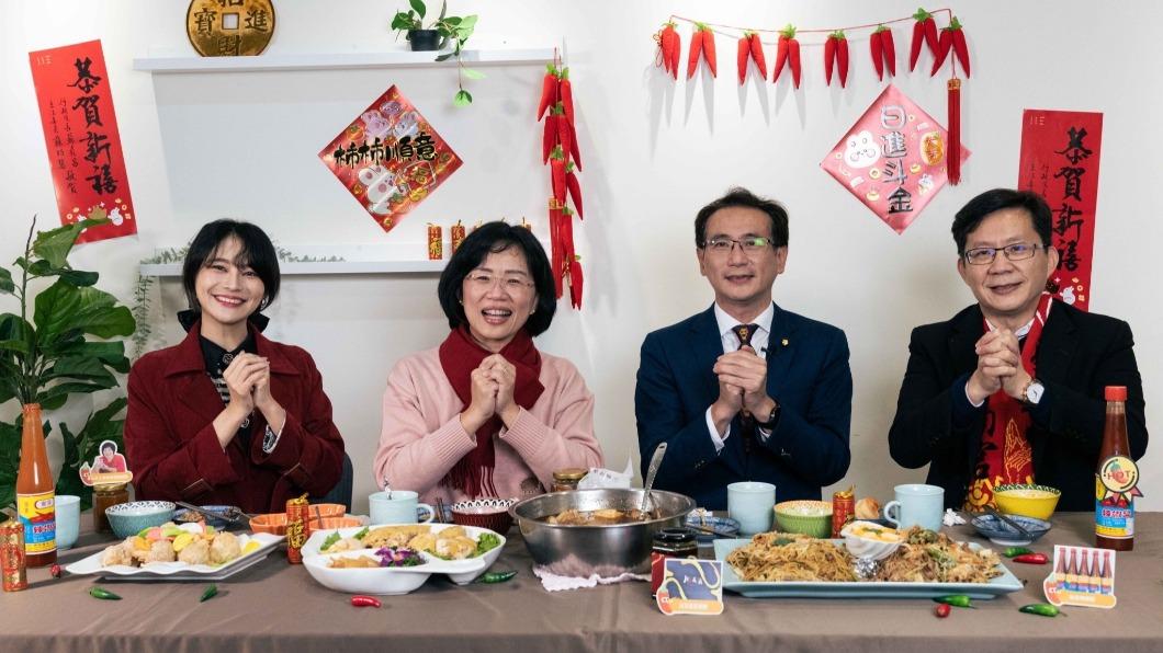 立委賴品妤(左起)、蘇巧慧、鄭運鵬、張廖萬堅在過年,祝福大家勁辣好運旺旺來。(圖/蘇巧慧辦公室提供)