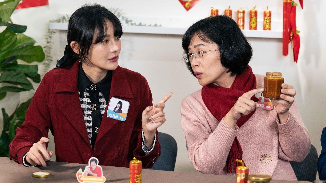 立委賴品妤、蘇巧慧在比「辣」,但是是比辣醬。(圖/蘇巧慧辦公室提供)