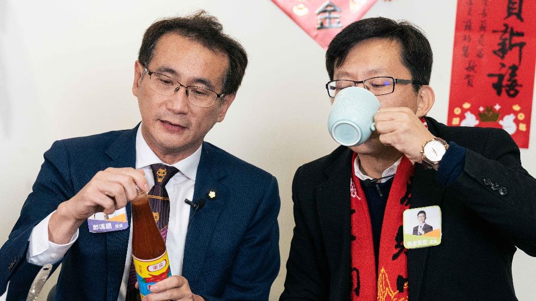 立委張廖萬堅嘗試牛奶配東泉辣椒醬。(圖/蘇巧慧辦公室提供)