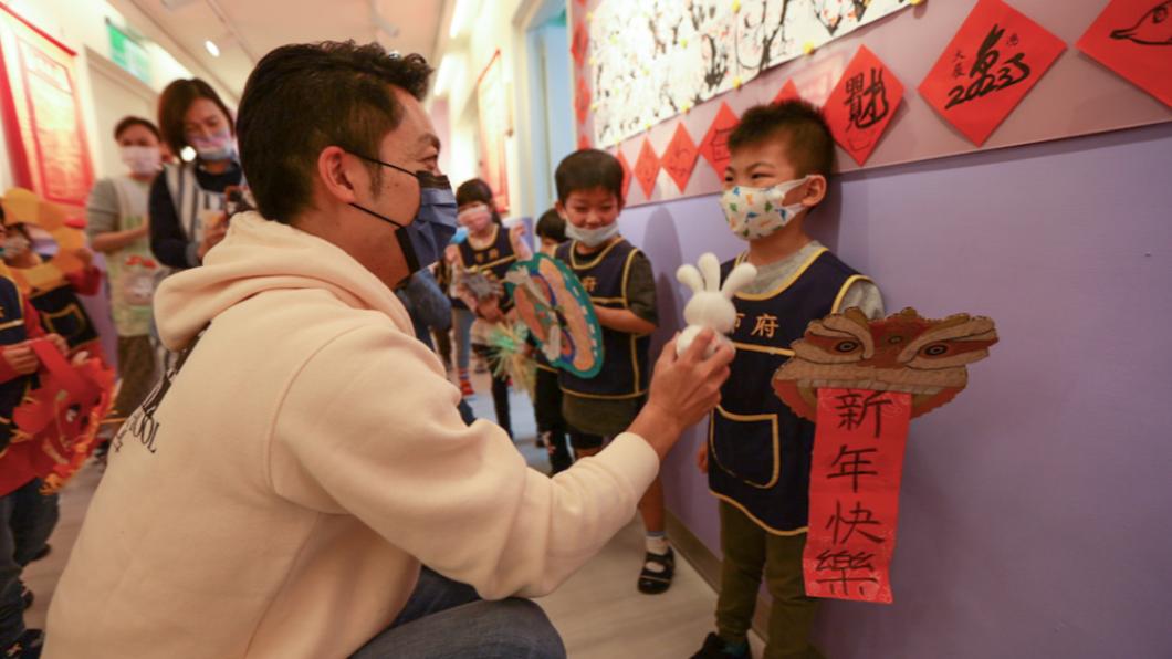 婆媽看過來!蔣萬安化身奶爸 PK幼稚園小朋友搶答竟輸了