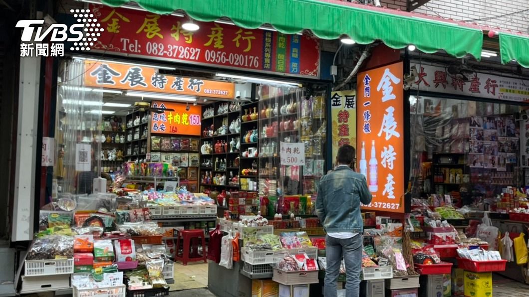 位在金門的零食店鋪，販售許多大陸零食。（圖／TVBS）