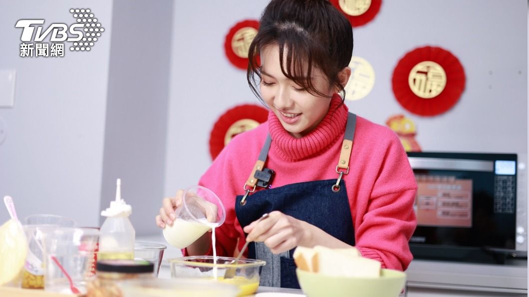 何思靜挑戰「微波爐年菜」,且不能查食譜。(圖/黃城碩攝)
