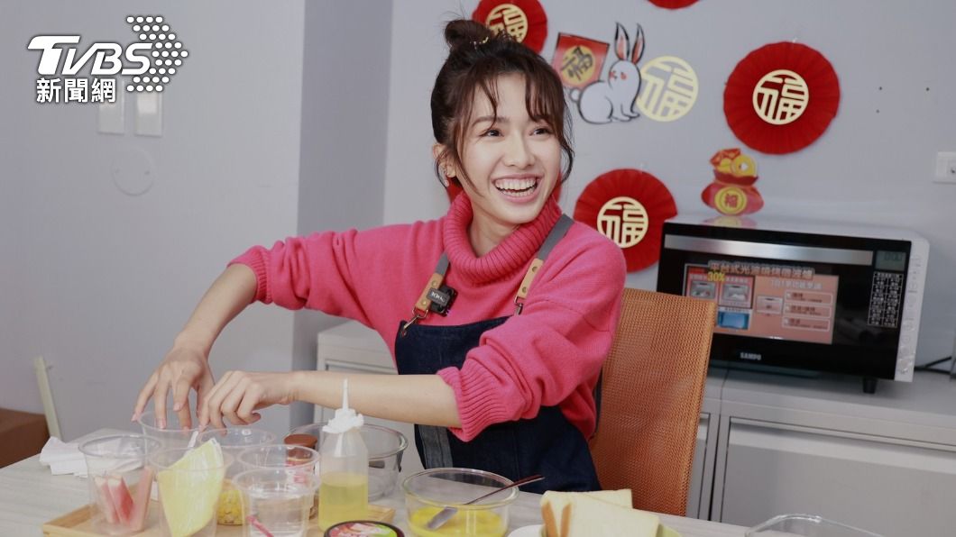 何思靜一度分不清糖跟鹽,試圖向場外救援。(圖/黃城碩攝)