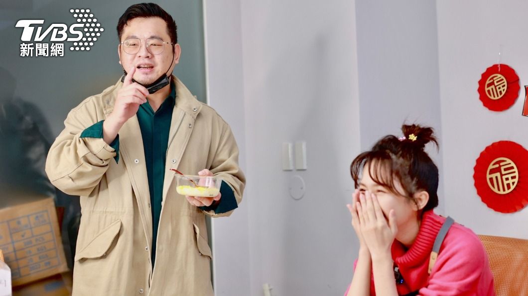 經紀公司同事試吃後給出搞笑評論,何思靜哭笑不得。(圖/黃城碩攝)