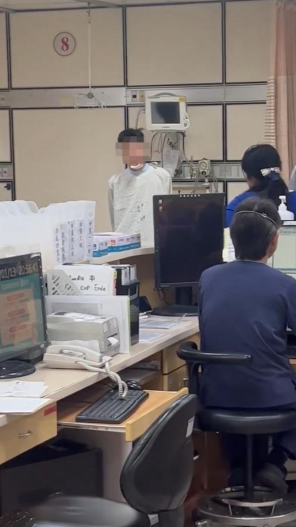 摔車男渾身是傷,不斷質問自己的安全帽在哪。(圖/翻攝自爆料公社)