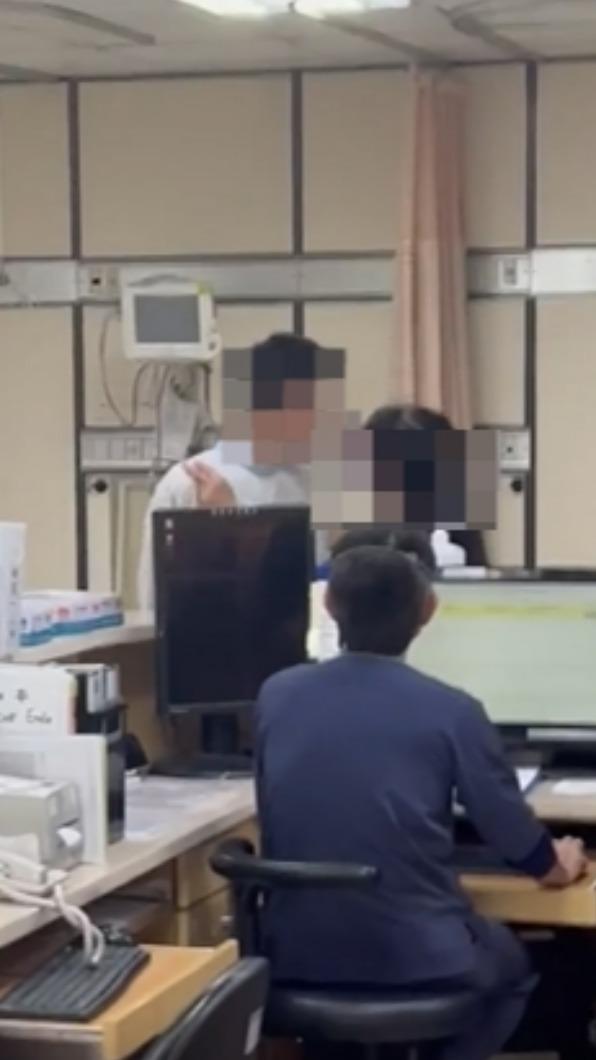 男子的母親也攔不住。(圖/翻攝自爆料公社)