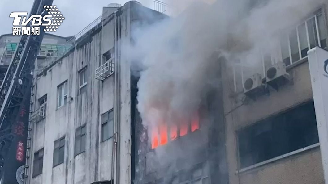 不慎打翻煤油式電暖器!天水路民宅大火亂竄 住戶驚逃