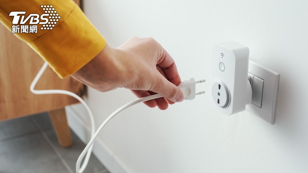 台電提醒民眾春節出遠門時拔插頭確保安全。(示意圖/shutterstock達志影像)