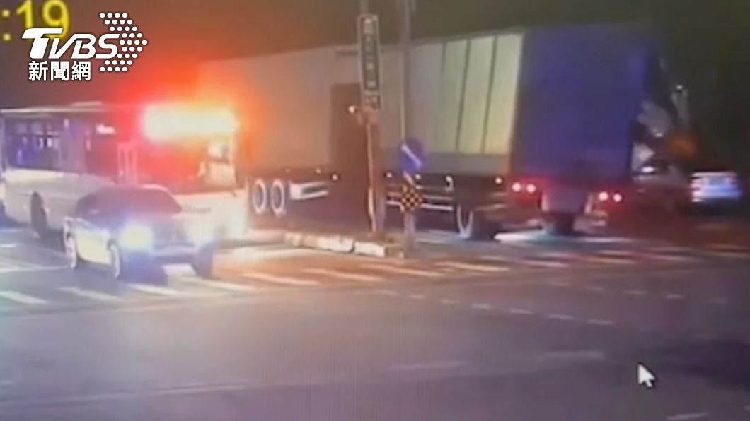 這個過彎太猛了!聯結車門閂瞬鬆脫 瓶裝水噴飛波及3車