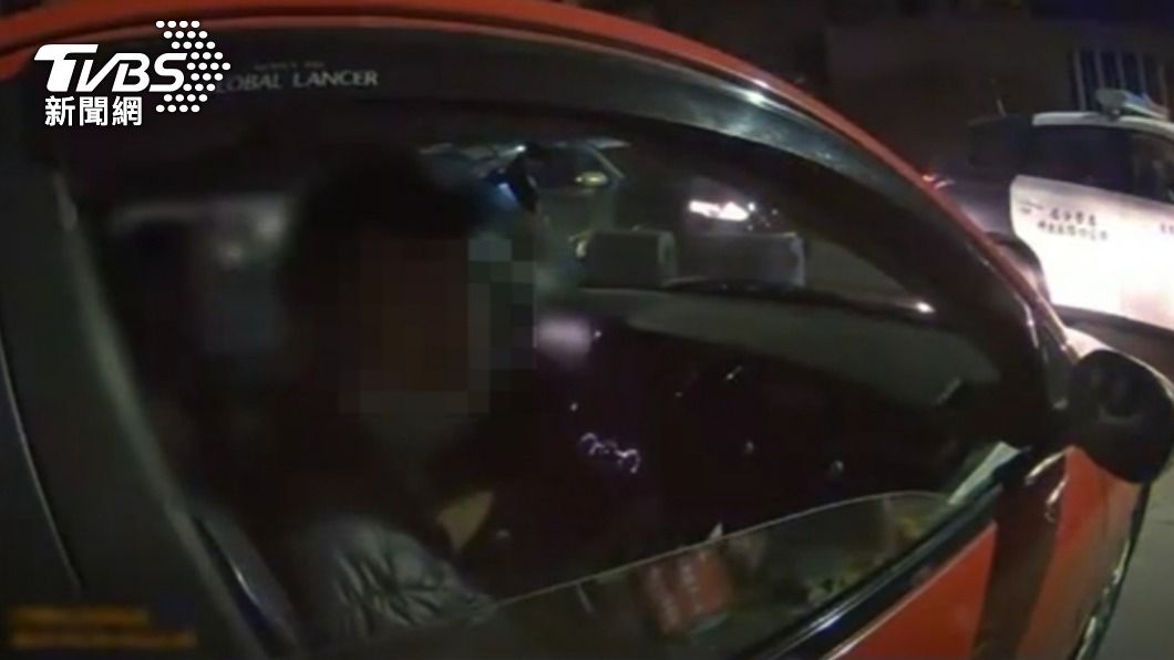 紅車駕駛見到警察加速離開。(圖/TVBS)