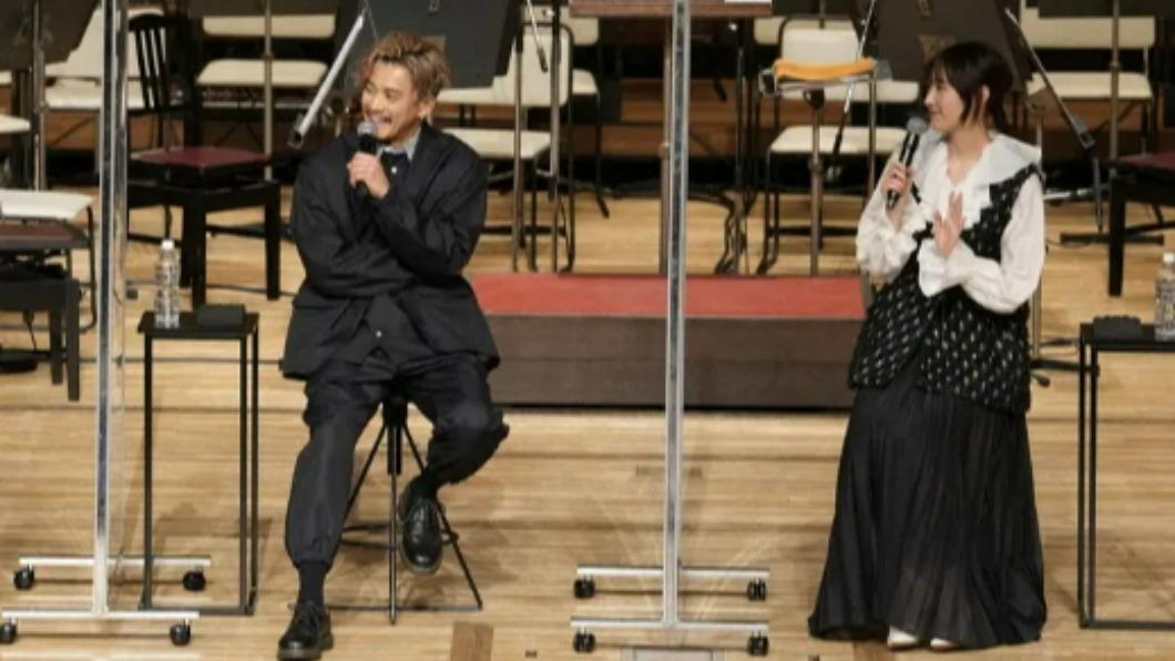 新垣結衣以寬鬆造型露面。（圖／翻攝自推特）