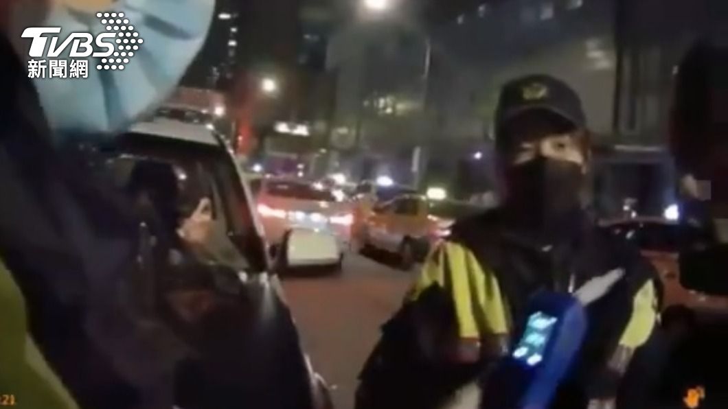 警方對男駕駛進行酒測。（圖／TVBS）
