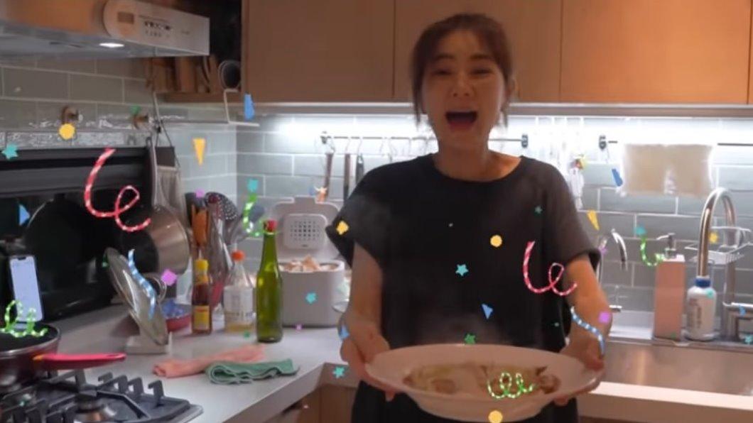 Ella可愛慶祝完工。（圖／Ella陳嘉樺官方專屬頻道Ella Chen's Official Channel）