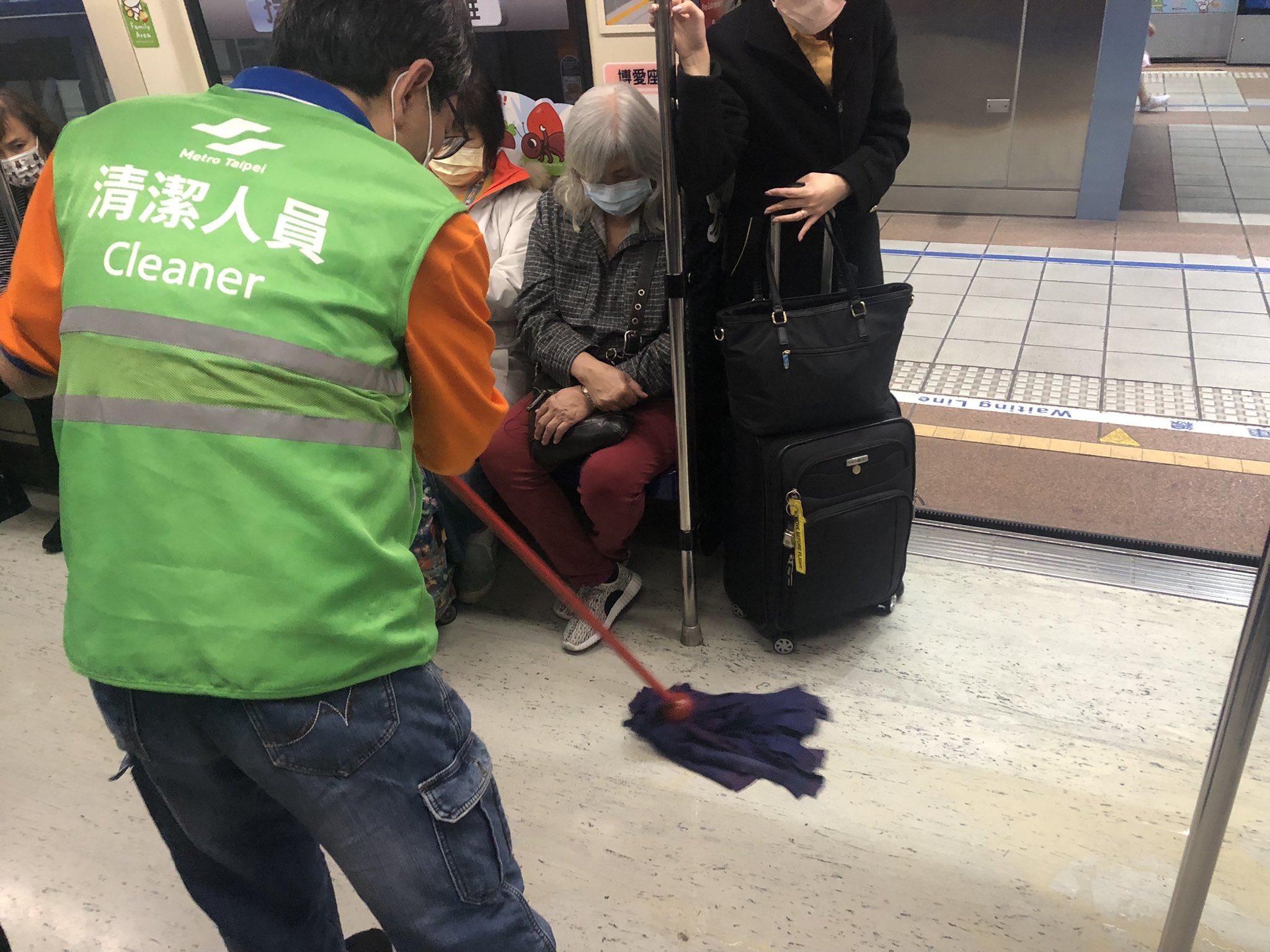 捷運上有人不小心打翻飲料,清潔人員火速清理。(圖/翻攝自推特)