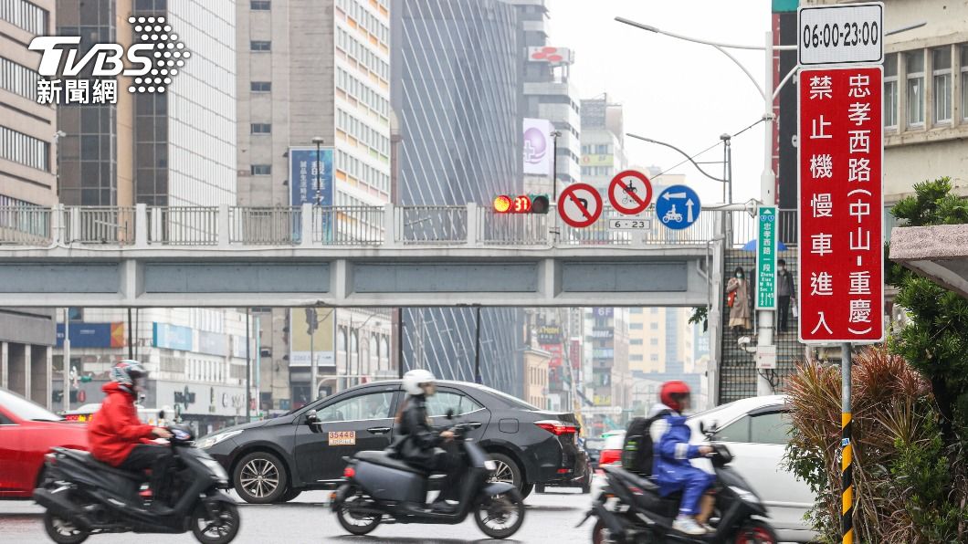 北市忠孝西路機車夜間解禁滿月 用量穩定無重大事故