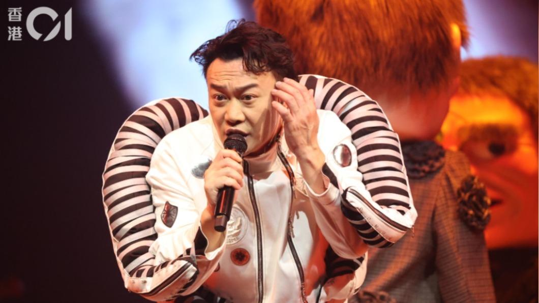 陳奕迅連飆27場演唱會「險失聲」 認錯應援手幅︰以為是欣宜